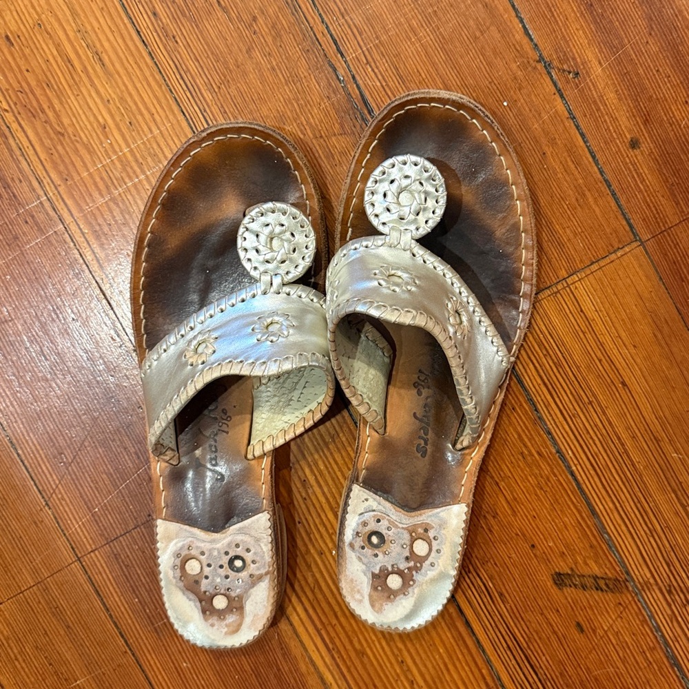 Jack Rogers classic ‘Jacks Leather Flat Sandal’ in metallic